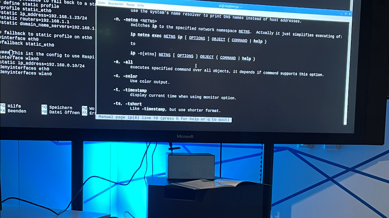 Ein Bildschirm zeigt Codes, mit denen WLAN auf einem Raspberry Pi eingerichtet werden soll	